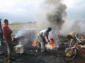 Extracting metals by burning e-waste in Ghana (c) EIA