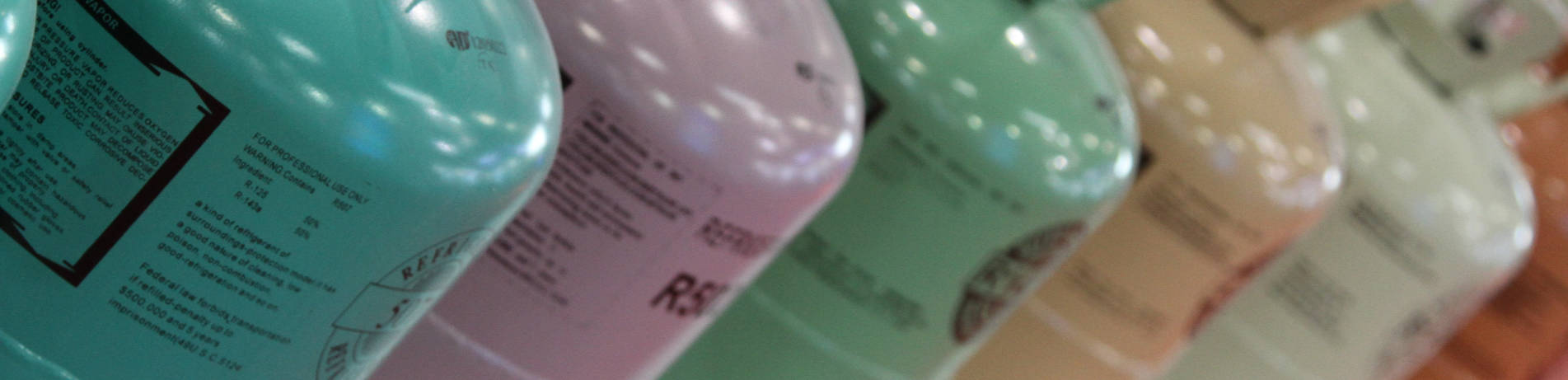 Coloured containers containing hydrofluorocarbons (HFCs)